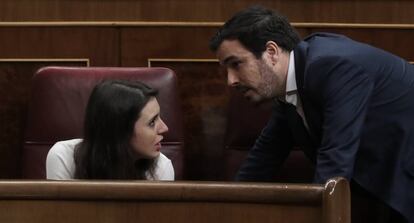 La portavoz de Podemos en el Congreso, Irene Montero y el líder de Izquierda Unida, Alberto Garzón, en un pleno en el Congreso.