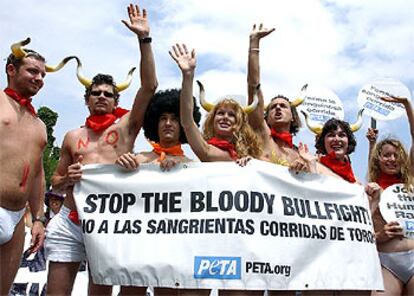 Manifestantes del PETA protestan en Pamplona contra el maltrato a los toros en las fiestas de San Fermín.