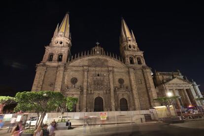 Fotografía de la Catedral con las luces apagadas con motivo de la Hora del Planeta en Guadalajara (México).