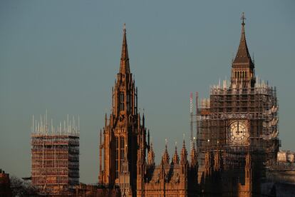 La torre del Big Ben y parte de la fachada del Parlamento británico, rodeadas de andamios por reformas en Londres.