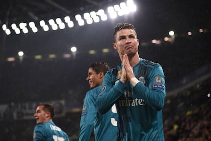 Cristiano agradece al público del estadio la ovación después de la chilena.