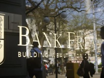 El logotipo de Bank Frey a las puertas de una de sus oficinas en Zurich