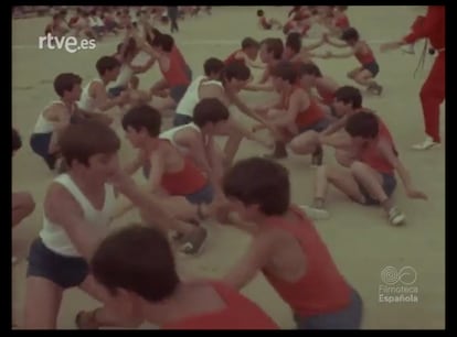 Imágenes de archivo del No-Do en el colegio Ferrer i Guardia de Fuenlabrada, ahora convertido en centro de mayores.