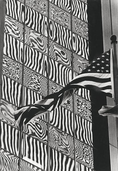 'Corporate Wave-Maker', de la serie 'Phenomenological New York', 1972–86.