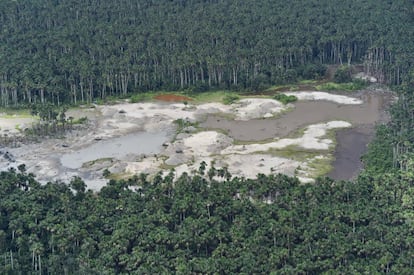 O estudo foi apresentado na quarta-feira, coincidindo com a Assembleia das Nações Unidas para o Meio Ambiente, realizada em Nairobi (Quênia), onde se espera algum acordo concreto para, por exemplo, reduzir o consumo de plásticos. Na imagem, vista aérea de uma área desmatada da floresta amazônica, no sudeste do Peru, causada pela mineração ilegal, em 19 de fevereiro de 2019.