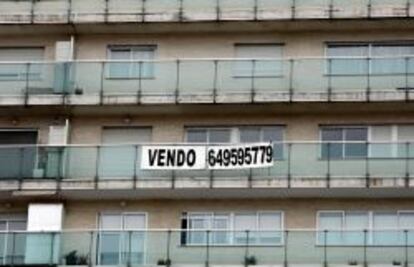 Un cartel anuncia la venta de una vivienda. EFE/Archivo