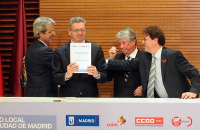 Gallardón, Javier López, José Ricardo Martínez y Arturo Fernández, en la firma del pacto.