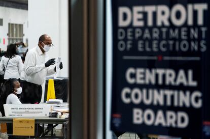 Varias personas realizan el recuento de votos en Detroit, Michigan.