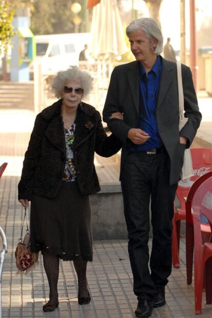 Cayetana de Alba y su hijo Jacobo, en febrero de 2008 en Sevilla.