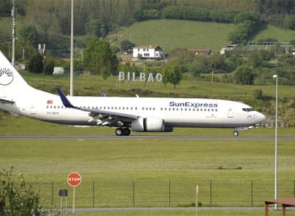 Un avión, en una de las pistas del aeorpuerto de Loiu.