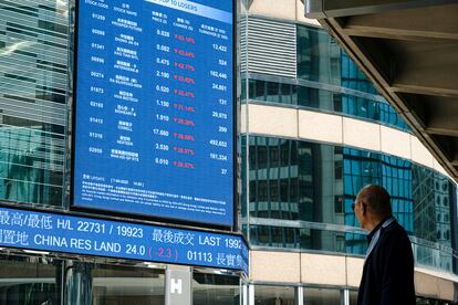 Un hombre mira una pantalla que muestra las cifras del mercado de valores, este lunes en Hong Kong, China.