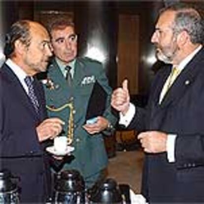 El director de la Guardia Civil, Santiago López Valdivielso (izquierda), y el de la Policía, Agustín Díaz de Mera, ayer.