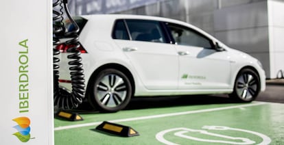 Coche eléctrico cargando en punto de Iberdrola.