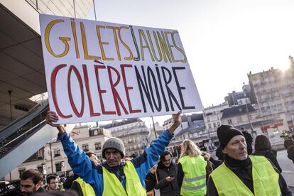 La protesta de este colectivo ha puesto en alerta a las fuerzas de seguridad. En la imagen, un hombre sujeta un cartel donde se puede leer "Chalecos amarillos, colera negra", durante una protesta en París (Francia).