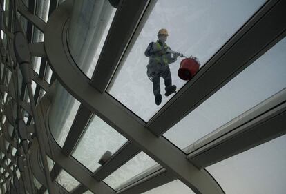 Un trabajador limpia el techo del Estadio Nacional de Patinaje de Velocidad en el Parque Olímpico de Pekín, antes del evento Meet in Beijing que se celebrará del 1 al 10 de abril.