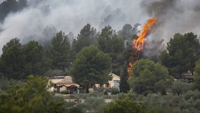 El incendio de El Perelló acecha a una masía de la zona