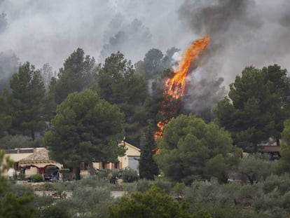 El incendio de El Perelló acecha a una masía de la zona