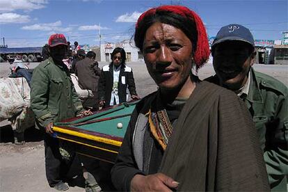 Un habitante del Tuotuo He (Tíbet), en la calle principal del pueblo.