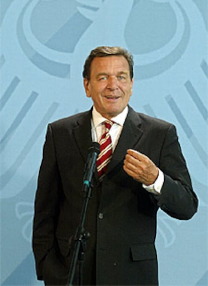 El canciller alemán, Gerhard Schröder, durante la rueda de prensa en la que ha anunciado hoy el cierre de la crisis tras aceptar las disculpas de Berlusconi.