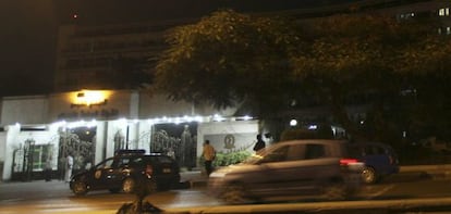 La policía militar custodia el hospital está Mubarak.