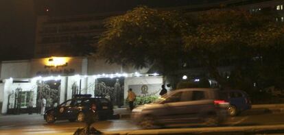 La policía militar custodia el hospital está Mubarak.