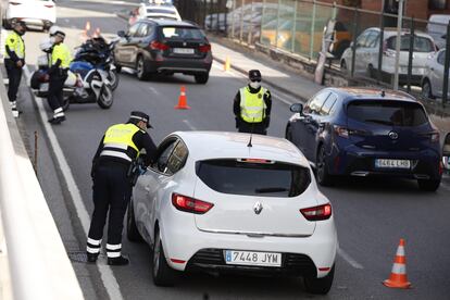 Agentes de la Guardia Urbana velan en Barcelona por el cumplimiento del confinamiento municipal que rige en toda Cataluña, durante el primer día de la campaña de las elecciones del 14-F.