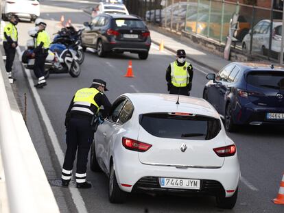 Agentes de la Guardia Urbana velan en Barcelona por el cumplimiento del confinamiento municipal que rige en toda Cataluña, durante el primer día de la campaña de las elecciones del 14-F.