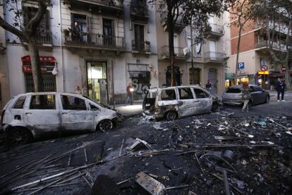 L'edifici del carrer de Roger de Flor, entre Diputació i Consell de Cent, és el tram on van cremar mitja dotzena de cotxes i on el foc va arribar a tocar balcons.