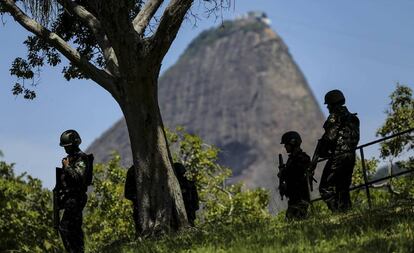 Patrulha das For&ccedil;as Armadas no Rio de Janeiro no s&aacute;bado.