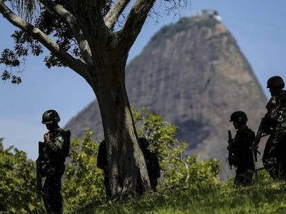 Patrulha das For&ccedil;as Armadas no Rio de Janeiro no s&aacute;bado.