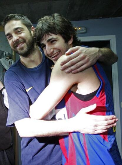 Juan Carlos Navarro y Ricky Rubio se abrazan tras la victoria del Barcelona.