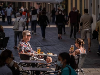 Dos turistas en una calle de Santa Cruz de Tenerife.