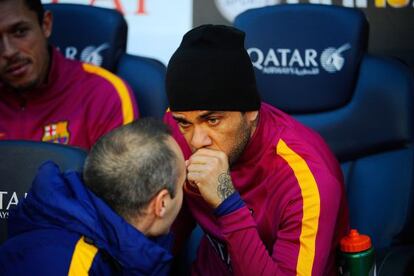 Alves conversa con Iniesta en el banquillo del Camp Nou. 