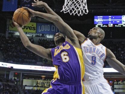 Earl Clark y Sergio Ibaka disputan una pelota.