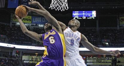 Earl Clark y Sergio Ibaka disputan una pelota.