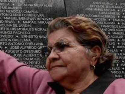 Guadalupe Mejía señala el nombre de su esposo asesinado, en una lista de víctimas de la guerra civil.