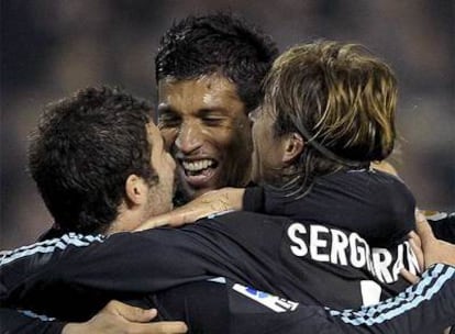 Garay celebra con Ramos e Higuaín el tercer gol madridista.
