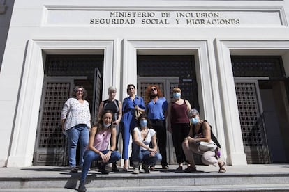 Las ocho mujeres que acudieron este lunes a entregar las firmas de la camapaña #YoAcojo al ministerio. Entre ellas Cristina Fallarás, Semíramis González, María Botto y Marisa Kohan.