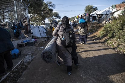 O governo grego organiza regularmente transferências deste campo na ilha de Lesbos para outros centros de acolhimento na Grécia continental. O número de chegadas continua aumentando diariamente, portanto o campo está saturado. Na imagem, uma família recém-chegada caminha em busca de um lugar para colocar sua barraca de acampamento.