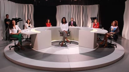 A fil&oacute;sofa Djamila Ribeiro e os entrevistadores no est&uacute;dio do programa &lsquo;Voz Ativa&rsquo;