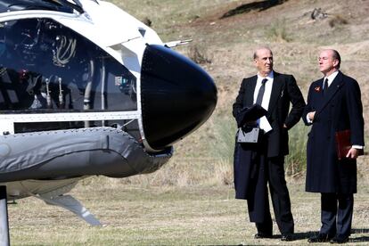 El nieto mayor de Francisco Franco, Francis Franco (a la izquierda), y el abogado de la familia, Luis Felipe Utrera Molina, observan el traslado de los restos del dictador tras el aterrizaje del helicóptero al Monte de El Pardo.