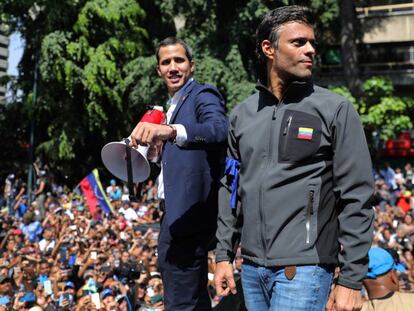 Juan Guaidó (à esquerda), junto a Leopoldo López, se dirige à multidão nesta terça-feira