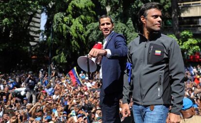 Juan Guaidó (à esquerda), junto a Leopoldo López, se dirige à multidão nesta terça-feira