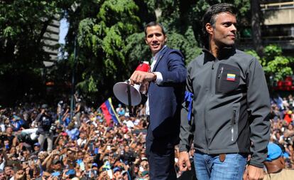 Juan Guaidó (à esquerda), junto a Leopoldo López, se dirige à multidão nesta terça-feira