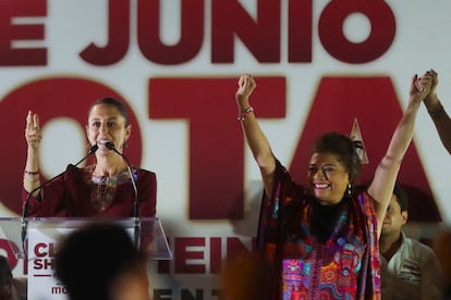 Clara Brugada y Claudia Sheinbaum en el mitin en la Alcaldía Benito Juárez, este 22 de mayo.