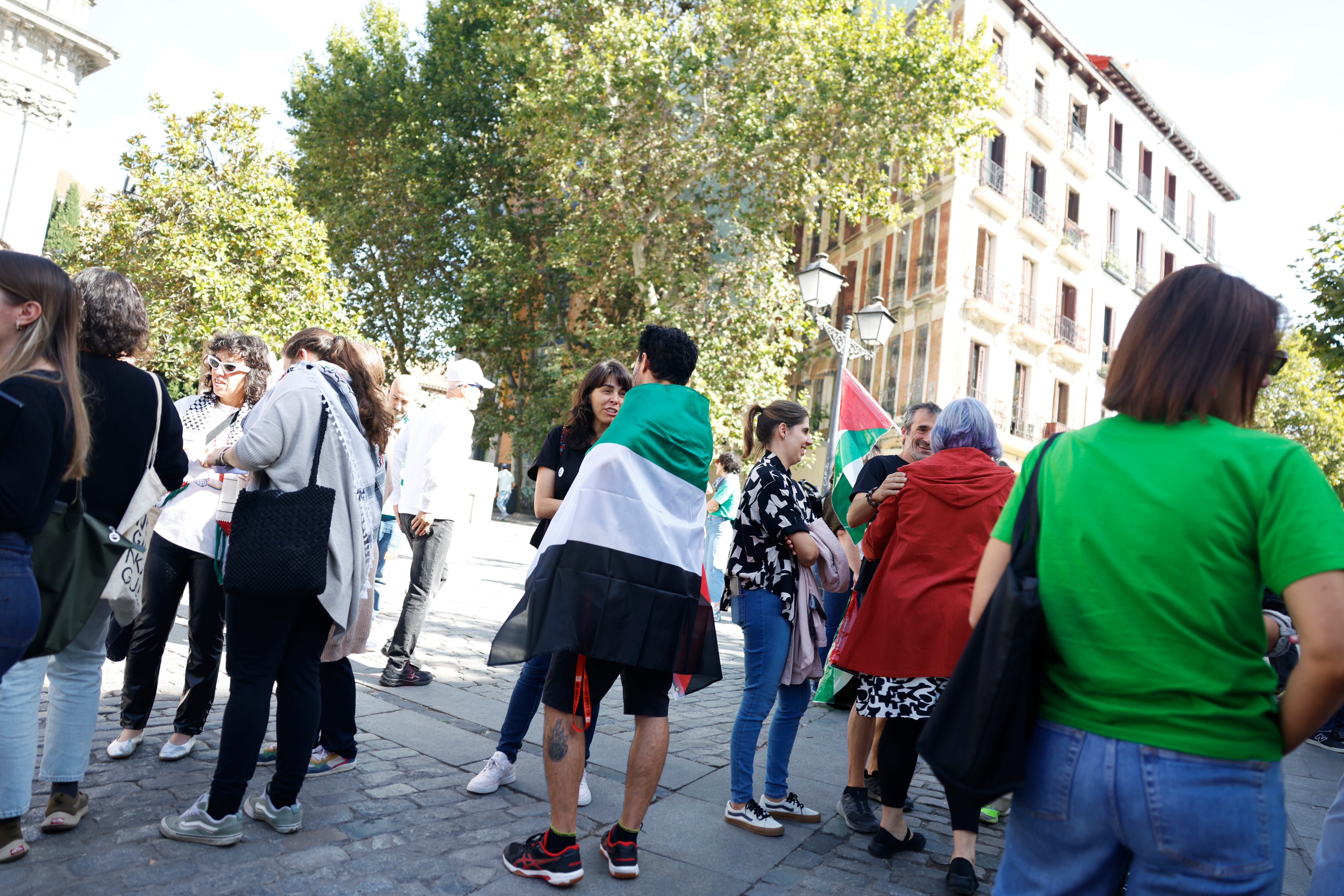 Concentración de docentes y familias contra la censura escolar y a favor del apoyo a Palestina en la plaza de los Carros de Madrid, este viernes.