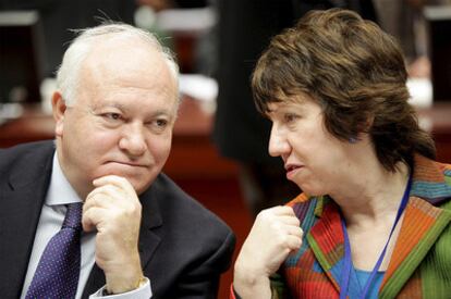 El ministro de Exteriores de España, Miguel Ángel Moratinos, habla con la jefa de la diplomacia de la Unión Europea, Catherine Ashton.