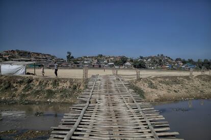 Puente a la salida del bloque 8 del campo de Kutupalong-Balukhali, con las colinas deforestadas al fondo.