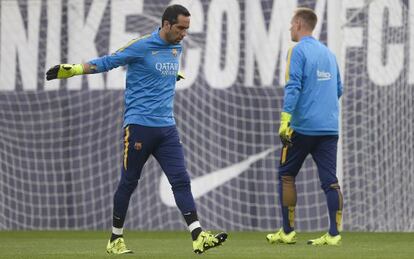 Bravo y Ter Stegen, en un entrenamiento del Barcelona.