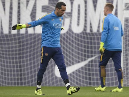 Bravo y Ter Stegen, en un entrenamiento del Barcelona.